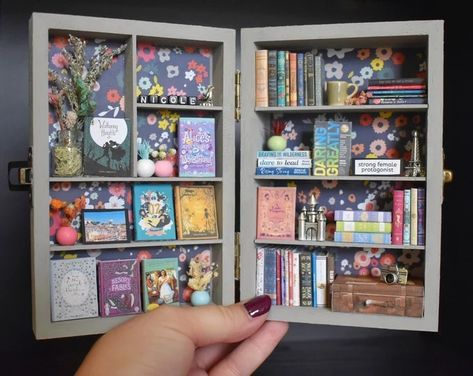 Box Bookshelf, Miniature Library, Miniature Bookshelf, Mini Books Diy, Mini Bookshelf, Box Diorama, Room Box Miniatures, Bookshelf Art, Desk Bookshelf