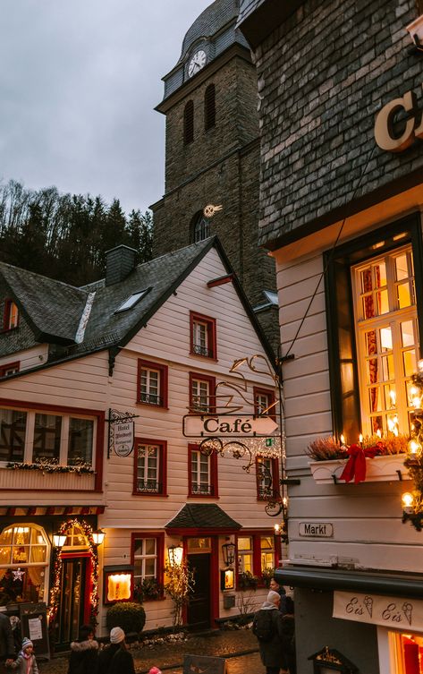 Fall Village Aesthetic, Small Town Market, Fall Houses, Autumn Town, Fall Everything, Holidays Aesthetic, Autumn Feeling, Autumn House, Everything Fall