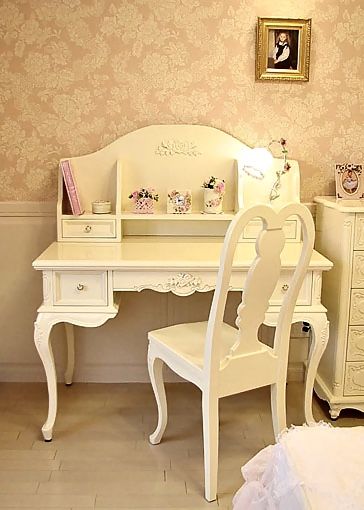 Vintage Desks For Bedrooms, Princess Desk Ideas, Study Desk Vintage, Coquette Office, Coquette Room Desk, Vintage Study Table, Desk Coquette, Coquette Study Table, Coquette Bedroom Vanity