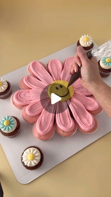 @decorelement on Instagram: "Pull-apart daisy cupcakes 🧁 🌼🌸 too cute and perfect for little hands to just dive in 💕 🎥 credit @septembermooncupcakery . . . . . . . . . . . . . #cupcakes #cupcakedecorating #cupcake #pullapartcupcakes #flowers #flowerbuttercream #buttercreamflowers #buttercreamcake #cakeinspo #cakeideas #cakeinspiration #spring #springvibes" Flower Cake With Cupcakes, How To Frost A Pull Apart Cupcake Cake, Flower Pull Apart Cupcake Cake, Purple And Pink Cupcakes Birthday, 10 Birthday Cupcakes, Cupcake 5 Shape, Simple Diy Cake Decorating, Cupcake Heart Pull Apart Cake, Diy Pull Apart Cupcake Cake