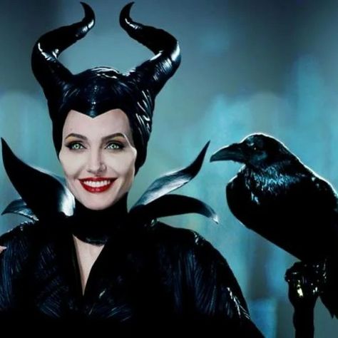 Angelina Jolie Maleficent, All Disney Characters, Maleficent Costume, Dark Fairytale, Fairy Tale Characters, Lovely Creatures, Disney Party, Fantasias Halloween, Disney Holiday