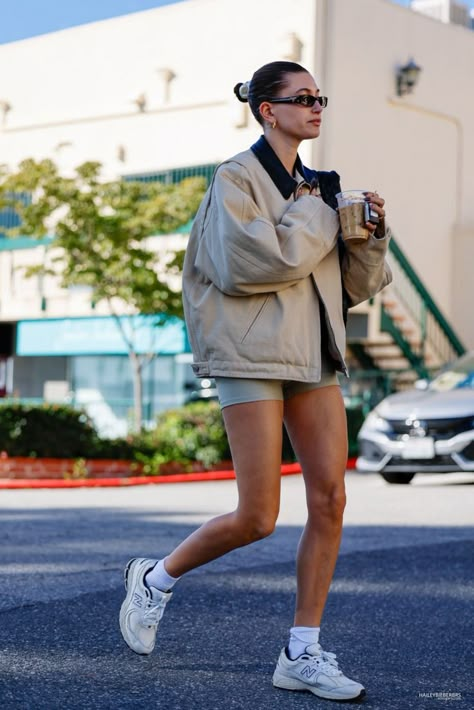 Hailey Bieber Style Summer, Hailey Bieber Street Style, Hayley Bieber, Sneaker Trends, Pilates Outfit, Hailey Bieber Style, Pilates Clothes, Sneaker Trend, Walking Outfits