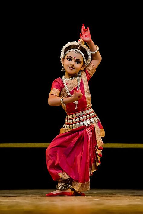 A 4 year old performing Abhinaya in an Odissi dance recital Indian Classical Dancer, Bharatanatyam Poses, Kathak Dance, Dance Of India, Dance Photography Poses, Indian Classical Dance, Jitterbug, Indian Dance, Traditional Dance