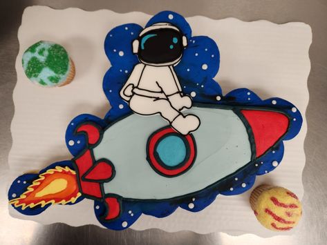 Space Cupcake Cakes Pull Apart, Space Theme Cupcake Cake, Spaceship Cupcake Cake, Rocketship Cupcake Cake, Astronaut Sheet Cake, Space Cupcakes, Boozy Cupcakes, Cookie Cake Decorations, Halloween Cake Decorating