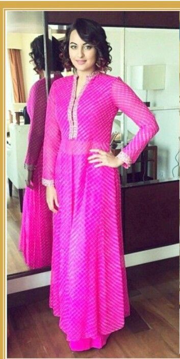 Simply stunning ... Lehriya bandini in fushia Anita Dogre collection !!! Lehriya Kurti Designs, Ikkat Dresses, Bandhani Dress, Recycled Dress, Long Skirt Fashion, Ikat Dress, Designer Bridal Lehenga, Long Kurti Designs, Stunning Style