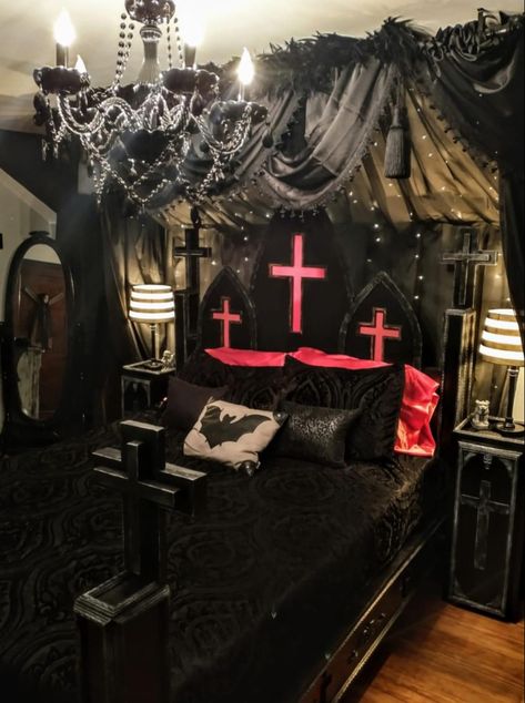 Gothic Room Aesthetic Bedroom, Vampire Gothic Bedroom, Draculaura Bedroom Aesthetic, Vampire Inspired Room, Goth Room Ideas Aesthetic, Goth Interior Design Bedroom, Cute Emo Bedroom, Goth Themed Bedroom, Goth Style Bedroom