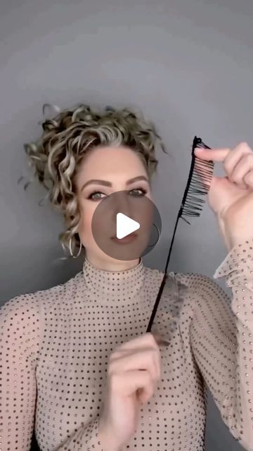 Daily Hair Tutorials 💇 on Instagram: "Beautiful Hairstyle Tutorial 😍🥰 Follow @diy.hairs to get more hair style ideas and learn simple beautiful hair styles 💓 . Credit: @curlykiet . #hairstyleideas #videohair #braidtutorial #hairtutorialvideo #hairstyletutorial #braidoftheday #braidsofinstagram #hairglamvideos #tutorialhairdo #hairvideoshow #naturalhairtutorial #tutorialhair #cutehairstyles #marcbeauty #tutorialvideo #braidinglife #hairofinstagram #braidinspo #hairdecoration #hairstylevideo #longhairstyles #hairspo" Parade Hairstyles Simple, Easy Hairdo Curly Hair, Full Curly Hair Hairstyles, How To Do Curly Hair Updo, Side Comb Hairstyle Curly Hair, Mid Length Beach Hair, How To Style Medium Wavy Hair, Medium Curly Hair Styles For Wedding, Curly Hair Updo Tutorial Videos