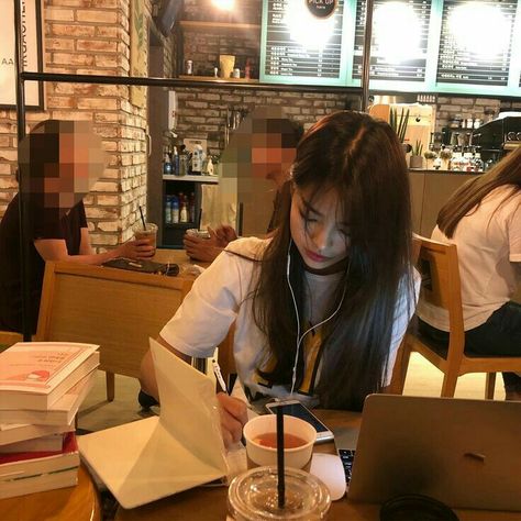 Working Motivation, Study Vibe, Studying Girl, Study Girl, Fake Dating, Mode Ulzzang, Study Vibes, Romanticizing School, Retro Girl