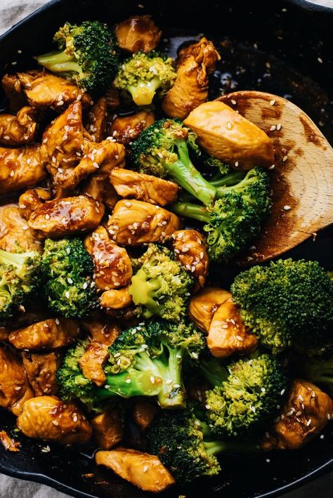 Quick & easy 10-minute Teriyaki Chicken & Broccoli. Juicy chicken in a homemade teriyaki sauce - SO yummy and perfect for takeout at home. An easy dinner recipe that is healthy, low carb, and delicious. Make for busier week nights or as meal prep to enjoy throughout your week! | asimplepalate.com #chicken #dinner Chicken And Broccoli Stir Fry, Pollo Teriyaki, Diner Recept, Broccoli Stir Fry, Chicken And Broccoli, Makanan Diet, Health Dinner, Healthy Dinner Recipes Chicken, Good Eat