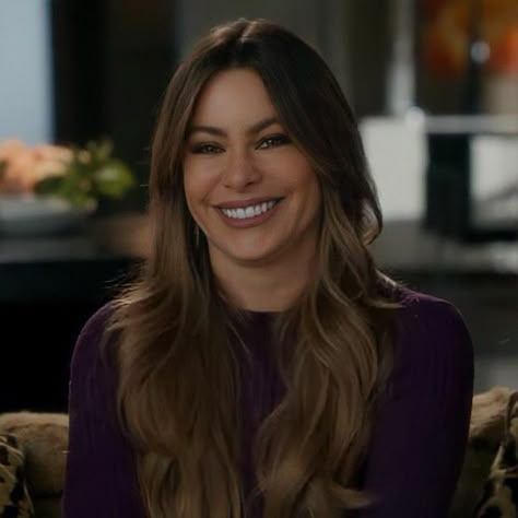 gloria pritchett modern family sofia vergara smile soft brown hair latina aesthetic columbian accent mom mommy milf pretty girl Gloria Modern Family, Modern Family Sofia Vergara, Modern Family Gloria, Sofia Vergara Hair, Modern Family Tv Show, Gloria Pritchett, Modern Family Cast, Sofia Vergara Style, Family Tv