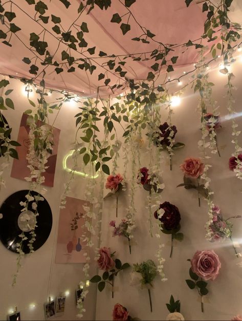 Room Decor Ideas Flowers, Bedroom Flowers Ideas, Pink Rose Room Decor, Flower Decoration Bedroom, Pink Nature Room Aesthetic, Rose Vines Room Decor, Room Decor With Fake Flowers, Flower Themed Bedroom Aesthetic, Room Floral Decor