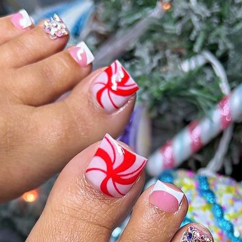 Destinee Marie on Instagram: "Peppermint Toes♥️ #nails #nailsnailsnails #toes #toelovers #nailart #christmasnails #winternails #christmastoes #nailsonfleek #nailsmagazine #nailinspo #nailtech #nailtrends #acrylicnails" Peppermint Acrylic Nails, Peppermint Toenails Nail Design, Pink Christmas Toe Nails, Candy Cane Toes Nails, November Toe Nails, Winter Toe Nail Designs, Christmas Pedicure Ideas Toes, Christmas Pedicure Designs, Christmas Toe Nail Designs