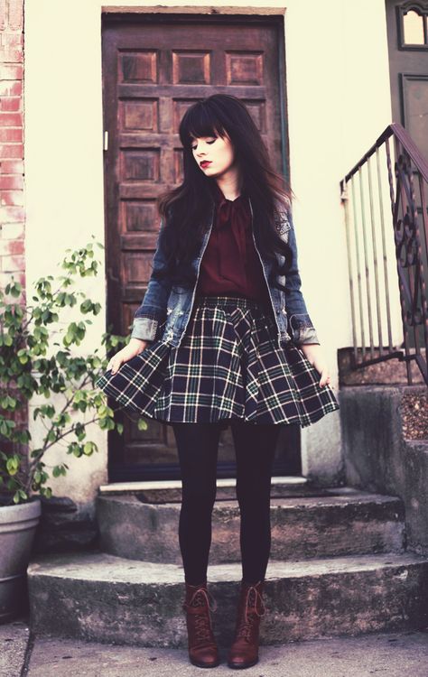 Jag Lever: Denim Jacket + Burgundy Bow Blouse + Plaid Circle Skirt + Dark Red Boots Hipster Outfits, Vintage Hipster Outfits, Skater Skirt Outfit, Look Grunge, Skirt Diy, Mode Grunge, Estilo Grunge, Peplum Tops, Stil Inspiration