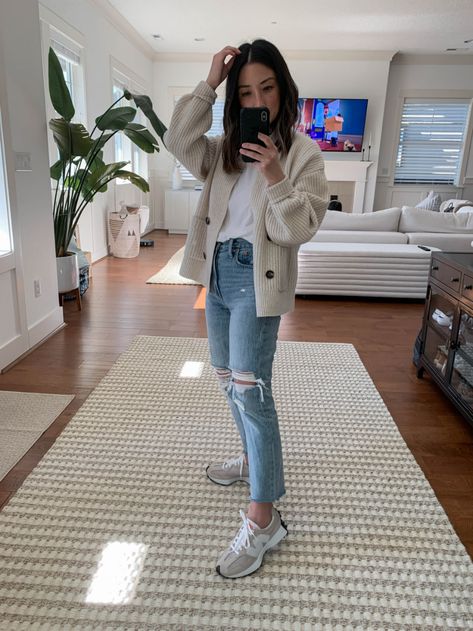 Casual Office Outfits, Outfit With Sneakers, Jeans And Sneakers Outfit, Winter Sneakers Outfit, Sneakers Outfit Casual, New Balance Outfit, Sneaker Outfits Women, Office Casual Outfit, Looks Street Style