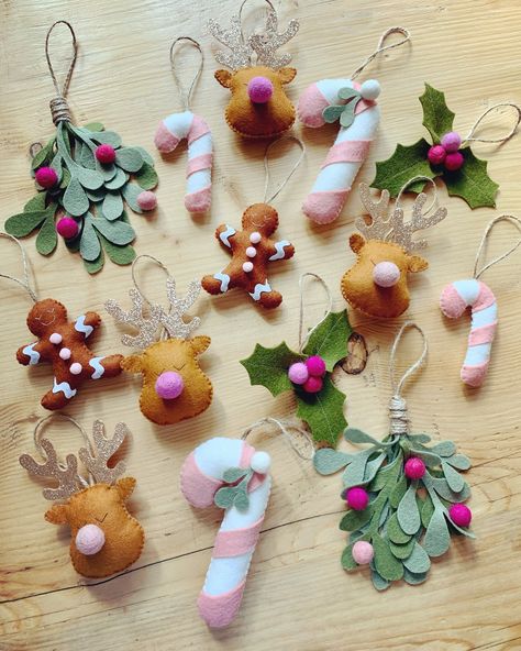 Soft Christmas Ornaments, Christmas Sewn Decorations, Pink Felt Christmas Ornaments, Felt Candy Ornaments, Christmas Homemade Decorations, Felt Christmas Cards, Pink Xmas Decorations, Pink And Green Christmas Decor, Christmas Handmade Decorations