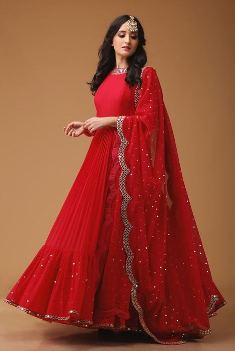 Beautiful red frock outfit Gowns Dresses Indian Party Wear, Orang India, Gaun Fashion, Indian Party Wear, Salwar Kamiz, Designer Anarkali, Indian Gowns Dresses, Indian Gowns, Dress Indian Style