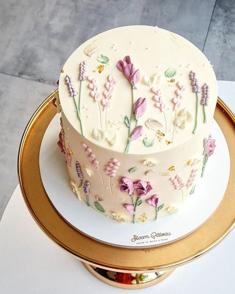 Az összes bejegyzés • Instagram Wildflower Cake, Modern Birthday Cakes, Cake With Flowers, Birthday Cake With Flowers, Elegant Birthday Cakes, 2 Birthday Cake, Spring Cake, Simple Cake Designs, Mini Cakes Birthday