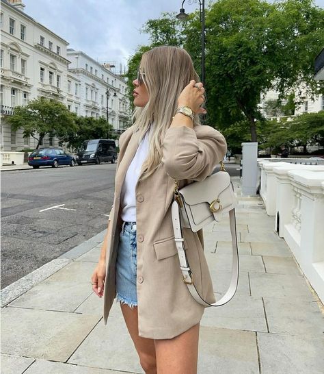 Neutral Bag Outfit, Outfits With White Bag, Ivory Purse Outfit, Summer Purse Outfit, Coach Outfits Women, Coach Tabby 26 Outfit, Coach Bags Outfits, Coach Bag Outfit Style, Coach Tabby Outfit