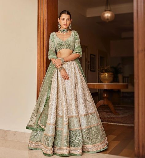 Lehenga For Mehendi, Desi Bridesmaids, Green Outfits For Women, Lehenga Saree Design, Mehendi Outfits, Half Saree Lehenga, Lehenga Designs Simple, Velvet Blouse, Traditional Indian Dress