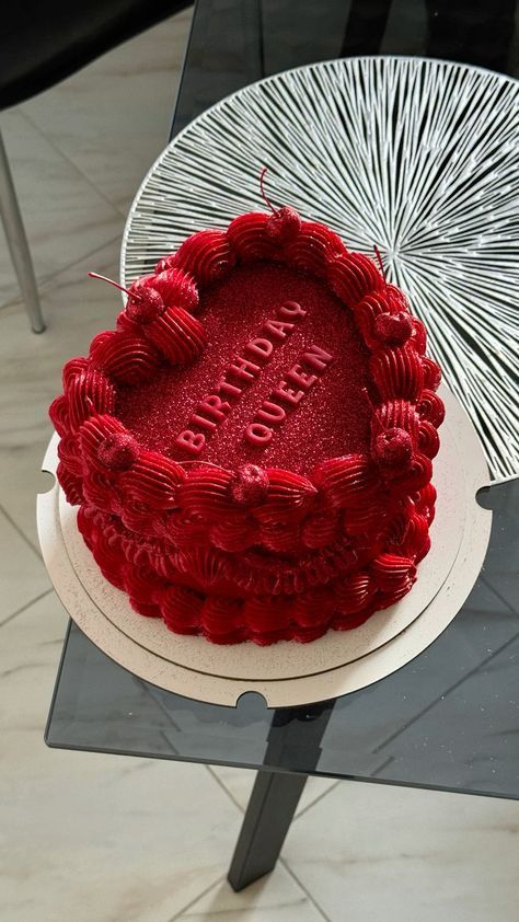 Anniversary Cakes Ideas, Red Birthday Cake, Cake Decor Ideas, Red Birthday Cakes, Red Birthday Party, 25th Birthday Cakes, 18th Cake, Red Birthday, Elegant Birthday Cakes