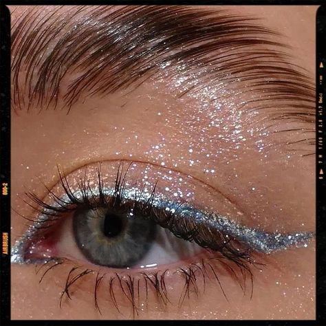 Blue Eye Glitter Makeup, Glitter Eye Makeup Blue Eyes, Light Blue Sparkle Makeup, Prom Makeup Blue Eyeliner, Prom Makeup With Blue Eyeliner, Blue Prom Dress Makeup Looks, Blue Glitter Eyeliner Makeup, Simple Light Blue Makeup Looks, Colorful Eyeliner Blue Eyes