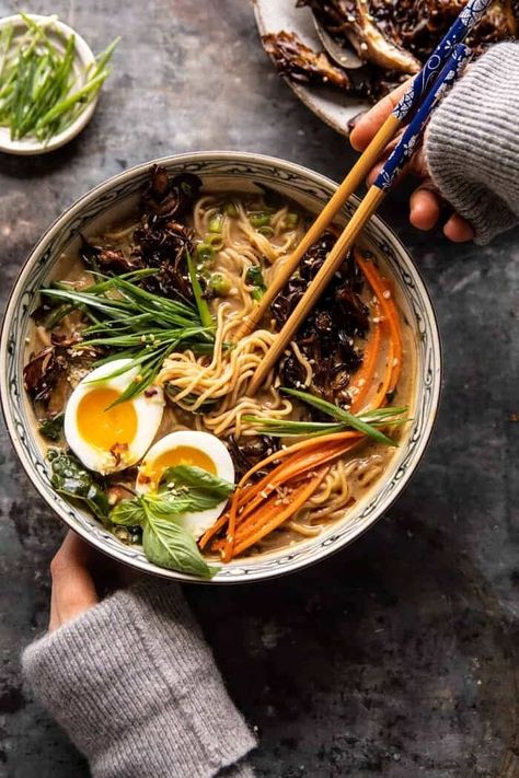 30 Minute Creamy Sesame Miso Ramen with Crispy Mushrooms | halfbakedharvest.com Crispy Mushrooms, Vegetarian Noodles, Miso Ramen, Slow Cooker Vegetarian, Ramen Recipes, God Mat, Half Baked Harvest, Idee Pasto Sano, Meatless Meals