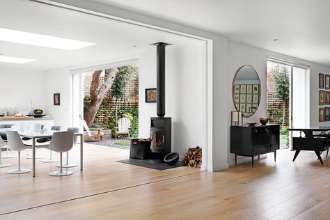 Empty space is emphasised in this property created by architects [link url="http://www.michaelisboyd.com"]Michaelis Boyd[/link] and designer [link url="http://www.sarahdelaneydesign.co.uk"]Sarah Delaney[/link]. The L-shape kitchen and sitting room can either be open plan or divided by a discreet sliding door. Kitchen Terrazzo, Kitchen Open Plan, Terrazzo Kitchen, L Shaped Living Room, Terrazzo Wall, Open Plan Kitchen Dining Living, Open Plan Kitchen Diner, Open Plan Kitchen Dining, Open Plan Kitchen Living Room