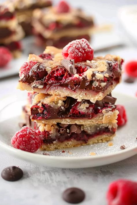 Decadent Raspberry Chocolate Crumble Bars Chocolate Crumble Bars, Raspberry Crumble Bars, Chocolate Crumble, Raspberry Crumble, Raspberry Desserts, Raspberry Chocolate, Dessert Smoothie, Crumble Bars, Muffin Cake