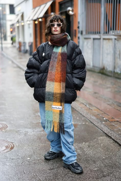 Swedish Outfit Street Style Winter, Ny Street Style 2022 Winter, Street Style Vogue, Denmark Winter Fashion, Danish Style Fashion Copenhagen, Cope Hagen Street Style, Copenhagen Winter Fashion, Street Style Fashion Week Winter 22/23, Acne Studios Street Style