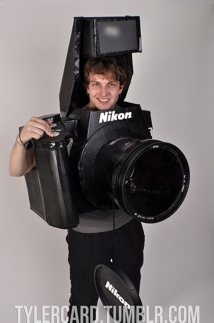 Check out my friend Tyler's Halloween costume!  Fully functional DSLR camera! Camera Man Costume, Halloween Digital Camera, Diy Cardboard Camera, Camera Made Out Of Cardboard, Unusual Halloween Costumes, Halloween Camera, Halloween Costumes You Can Make, Best Costume Ever, Helmet Camera