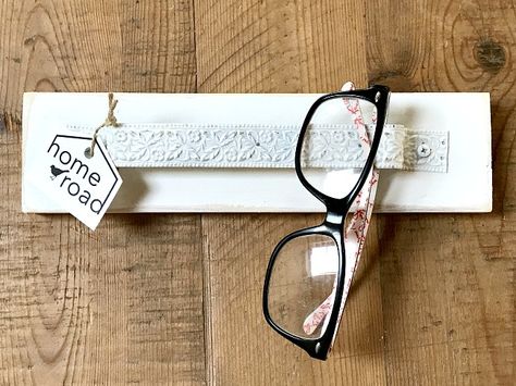 The perfect place to hang your eyeglasses Eyeglass Storage, Diy Pedestal, Diy Glasses, Valentine Tea, Small Sunglasses, Funky Junk Interiors, Glasses Holder, Diy Holder, Old Frames