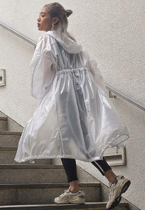 Clear Rain Coat, Clear Raincoat, Transparent Raincoat, Vinyl Jacket, Raincoat Fashion, Rain Fashion, Plastic Mac, Rainwear Girl, Rainwear Fashion