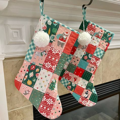 Quilted Christmas Stocking (9am - 2pm) Diy Quilted Stocking, Diy Quilted Christmas Stocking, Diy Stockings Pattern, Christmas Embroidery Ideas, Christmas Stocking Pattern Free, Holiday Quilt Patterns, Stocking Pattern Free, Quilted Christmas Gifts, Fabric Christmas Stocking