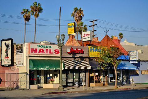 5 Perks of Living in Pico Robertson in Los Angeles | neighborhoods.com | neighborhoods.com Mid City Los Angeles, Small Neighborhood, Cute Neighborhood, Retro Neighborhood, Los Angeles Buildings, California Neighborhood, La Neighborhoods, Los Angeles Streets, Nostalgic Neighborhood