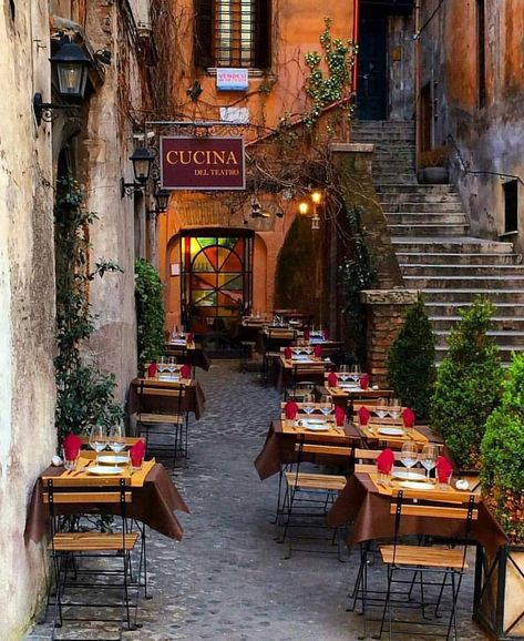 Couldn't resist posting this gorgeous image of Cucina Del Teatro in Rome. Rome Restaurants, Trastevere Rome, Side Walk, Rome Photo, Italy Street, Italy Map, Romantic Places, Italy Photo, Italian Restaurant