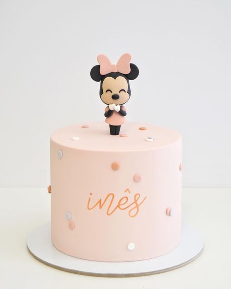 Amor à Colher | Cake Design op Instagram: "Chloé 🌼" Mickey Mini Cake, Mickey And Minnie Cake Ideas, Easy Minnie Mouse Cake, Baby Minnie Mouse Cake, Pastel Minnie Mouse, Birthday Cake Mickey Mouse, Mickey Mouse Ideas, Minnie Mouse Cake Design, Baby Mickey Mouse Cake