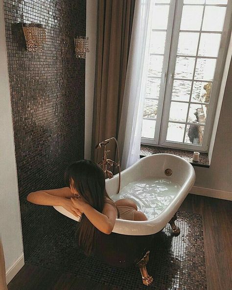 Bath Tub Photo Ideas, Claw Tub Photoshoot, Bathtub Budoir, Clawfoot Tub Photoshoot, Bathroom Poses Photo Ideas, Bathtub Bourdier Photoshoot, Bathroom Photoshoot Ideas, Bathtub Women, Bubble Bath Photography