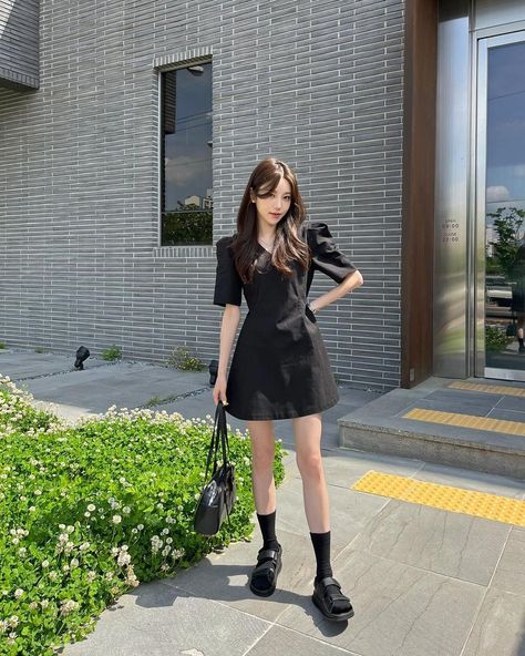 Korean Sandals Outfit, Chunky Black Sandals Outfit, Korean Black Outfit, Black Sandals Outfit, Outfit Ideas Korean, Short Semi Formal Dresses, Korean Summer Outfits, Clueless Outfits, Sandals Outfit