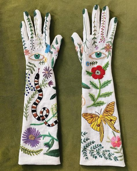 Witch Gloves, Embroidered Gloves, Tessa Perlow, Contemporary Embroidery, Green Witch, Embroidered Clothes, Needle Art, Boho Stil, Art Clothes