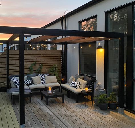 Pergola Patio Black, Black Pergola Patio Ideas, Ikea Backyard Ideas, Black Pergola Ideas, Black Terrace, Back Yard Gardens, Entrance Decoration Ideas, Back Yard Ideas, Black Pergola