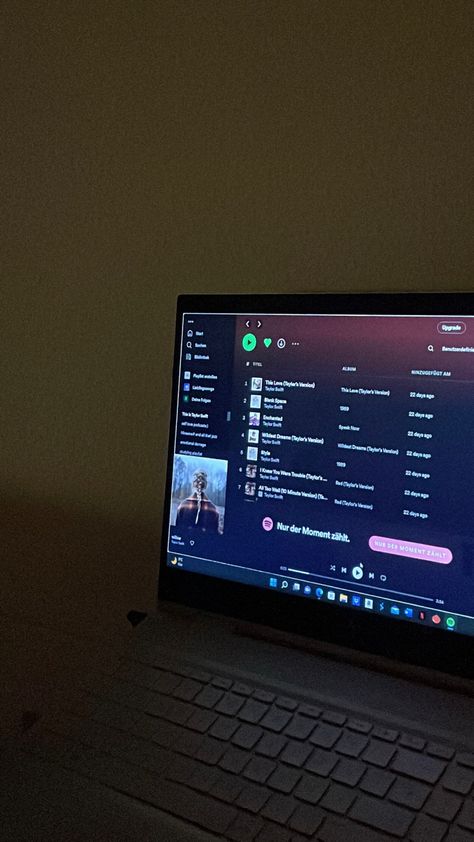 aesthetic laptop dark night spotify hp cute taylor swift Spotify On Laptop Aesthetic, Laptop Dark Aesthetic, Laptop Aesthetic Dark, Spotify Laptop, Hp Laptop Aesthetic, Night Spotify, Taylor Swift Laptop, Hp Cute, Cute Taylor Swift