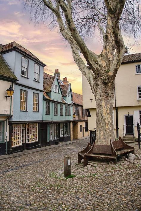 Elm Hill in Norwich, Norfolk🌸 Beautiful photo by LundonLens Norwich Market, Architecture Reference, Norwich England, Live Drawing, Posters Uk, Norwich Norfolk, English Village, Norwich City, Building Art