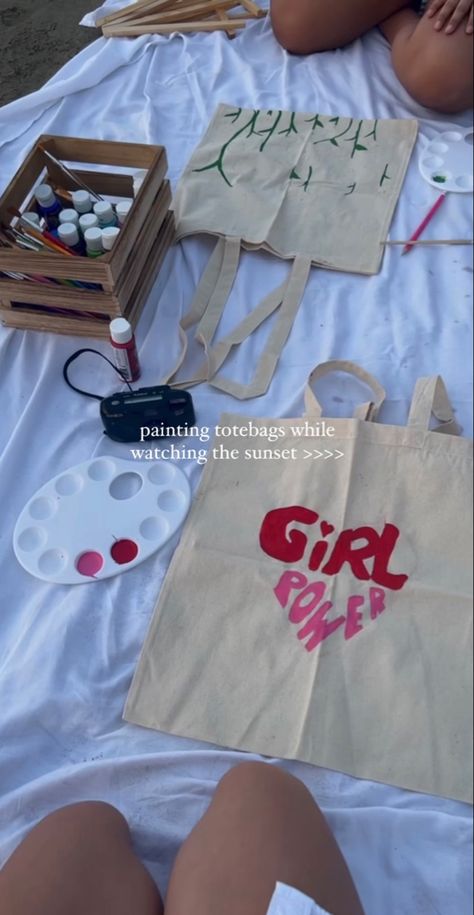 Tela, Craft Night Party Diy Projects, Painting On The Beach Date, Beach Party Activities, Painting Ideas On Tote Bags, Painting Bags Ideas, Painting Canvas Bags, Girls Day Aesthetic, Girls Paint Night