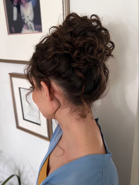 #curlyhair #curlyhairstyles #weddinghair #bridesmaid #highbun High Bun Wavy Hair, Bun Curled Hairstyles, 2b Hair Updo, Curly Updo For Wedding Guest, Curly Ballerina Bun, High Bun Aesthetic, Hair Up Formal Hairstyles, Curly Loose Bun, Curly Romantic Updo