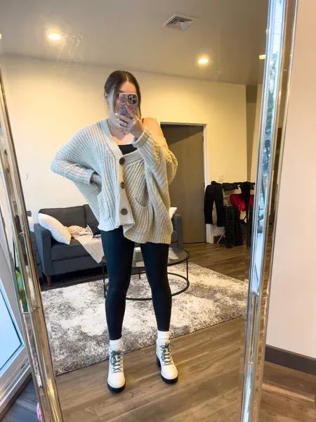 Cardigan With Leggings Outfit, Leggings Outfit Midsize, Midsize Leggings Outfit, Big Cardigan Outfit, Leggings And Cardigan Outfit, Cardigan Leggings Outfit, Cardigan And Leggings Outfit, Cozy Cardigan Outfit, Cardigan Outfit Casual