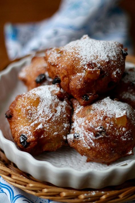 Oliebollen {Dutch Doughnuts} Traditional Dutch Recipes, Dutch Desserts, Fried Balls, Dutch Cuisine, Doughnut Recipe Easy, Desserts Around The World, Scones Easy, Foreign Food, Homemade Donuts