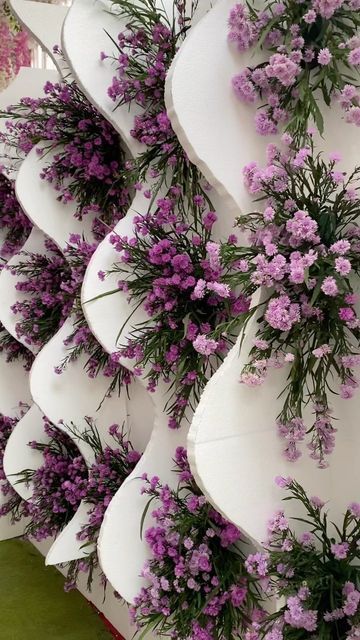 Flower Installation Wall, Spring Stage Decor, Group Photo Backdrop, Unique Stage Design, Unique Event Decor, House Front Wall Design, Reception Stage Decor, Simple Stage Decorations, Front Wall Design