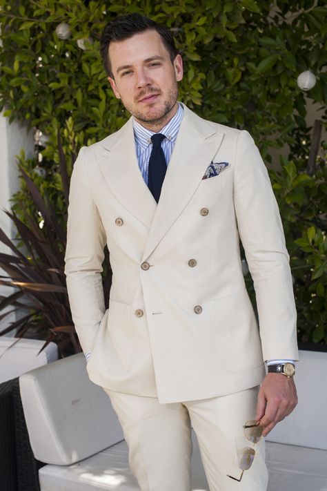 White spring suit. Beige Suits Wedding, Wedding Guest Outfit Men, Swimsuit Pants, Terno Slim Fit, Groomsmen Tuxedos, Terno Slim, Cream Suit, Man Jacket, Best Man Wedding