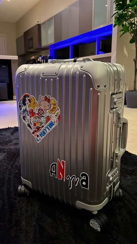 Rimowa Luggage, Airport Pics, Virtual Insanity, Airport Vibes, Hotel Bars, Suitcase Stickers, Cute Suitcases, Business Empire, Luggage Stickers