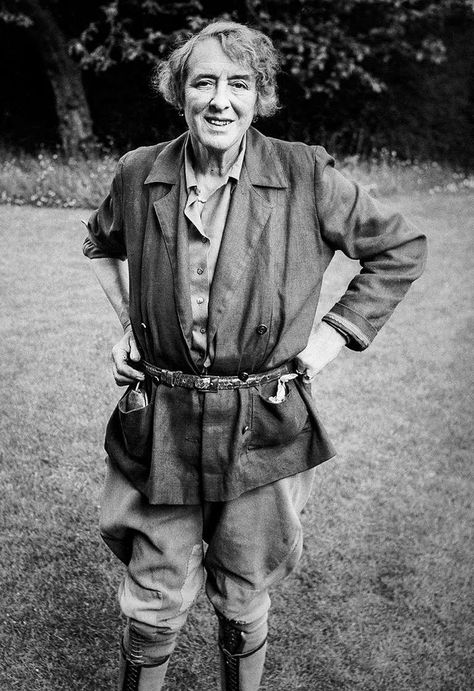 Virginia Wolf, Vita Sackville West, Masculine Clothing, 20th Century Women, Bloomsbury Group, Women Writers, Masculine Style, People Of Interest, I Love Your